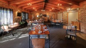 ein Restaurant mit Tischen und Stühlen in einem Zimmer in der Unterkunft Merino Motor Inn in Saint George