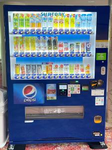 una nevera azul llena de bebidas y refrescos en Hotel KOYO Bekkan - Vacation STAY 37017v, en Hashima