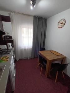 eine kleine Küche mit einem kleinen Tisch und einem Herd in der Unterkunft Creative Apartment in Baia Mare