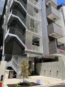 un edificio de apartamentos con balcones en un lateral en Hotel Apreton, en Tokio
