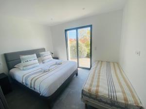 1 Schlafzimmer mit 2 Betten und einem Fenster in der Unterkunft Capella Suttana in Ventiseri