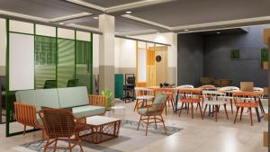 - un restaurant avec des tables et des chaises dans une salle dans l'établissement Covie Gurugram 70, à Gurgaon