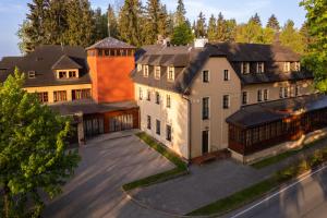 una vista aérea de una casa con patio en Hotel Morris Relax & Wellness, en Mariánské Lázně