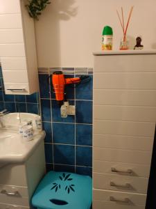 baño con lavabo y pared de azulejos azules en appartamento in firenze la lamma en Florencia