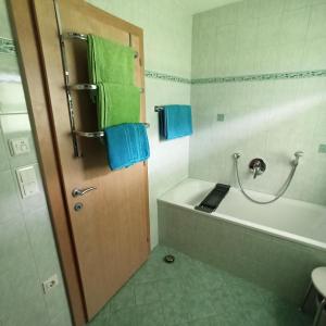 ein Badezimmer mit einer Badewanne und einem Waschbecken in der Unterkunft Ferienwohnung Zillertaler Alpenblick in Zell am Ziller