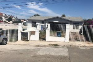 een wit hek voor een huis bij D2 Hermoso condominio privado in Tijuana