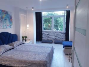 um quarto com uma cama grande e uma janela em Apart Maya em Calafat