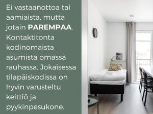 um quarto com uma cama e uma placa que lê la vyssociation tabenna em Hiisi Homes Turku Fleminginkatu em Turku