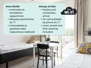トゥルクにあるHiisi Homes Turku Fleminginkatuのベッドルーム1室(ベッド1台、デスク、テーブル付)