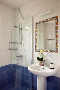 y baño con lavabo y ducha. en Sithonian Villa, en Neos Marmaras