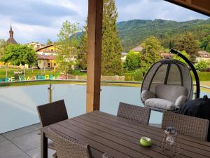 una mesa y sillas en un balcón con vistas en Ferienwohnung Lindpointner, en Innerschwand