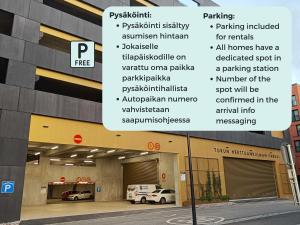 ein Schild vor einem Gebäude mit Beschreibungen der Parkplätze in der Unterkunft Hiisi Homes Turku Fatabuurinkatu in Turku