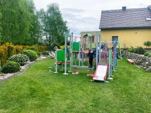 grupa dzieci bawiących się na placu zabaw w obiekcie KARCZMA-KOSZWICE w mieście Koszwice