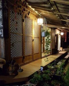 um quarto com um alpendre com plantas em Gugangjae Hanok Stay em Jeonju