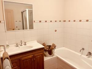 Ett badrum på Super spacious Fremantle Villa 3 Bedrooms 3 Bathrooms