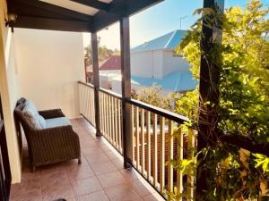 uma varanda de uma casa com uma cadeira em Super spacious Fremantle Villa 3 Bedrooms 3 Bathrooms em Fremantle