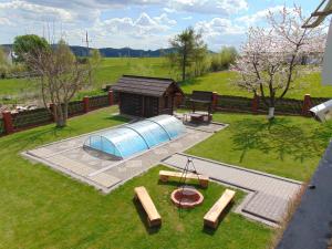 een luchtfoto van een park met een gebouw en bankjes bij Słoneczny dom w górach, Sauna, basen Karpacz Opawa in Lubawka