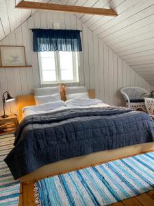 1 dormitorio con 1 cama grande en el ático en Fogdarps B&B -Eget gästhus-, en Förslöv