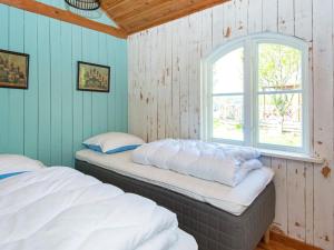 2 camas en una habitación con ventana en Holiday home Hovborg XI, en Hovborg