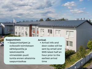 Hiisi Homes Tampere Muotiala في تامبير: صورة منزل مع وصف المبنى