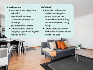 - un salon avec un canapé et une table dans l'établissement Hiisi Homes Tampere Muotiala, à Tampere