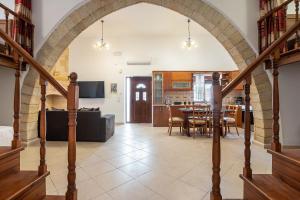 an archway in a living room with a dining room at Villa Nikolaos in Fánai