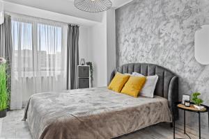 une chambre avec un grand lit avec des oreillers jaunes dans l'établissement Old Town Hideaway - 5 Min Walk to Palace of Parliament and Old City - Best Neighborhood, à Bucarest 44 autres photos
