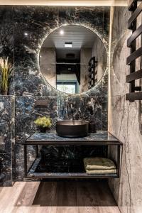 A bathroom at Cocodeno-'Virš Ąžuolų' - Forest SPA - FREE jacuzzi