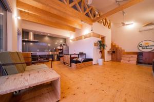 uma sala de estar vazia com tectos e pisos em madeira em Sunny SIDE HOUSE 