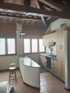 a kitchen with a large white island in a room at Il cielo in una stanza in Foligno