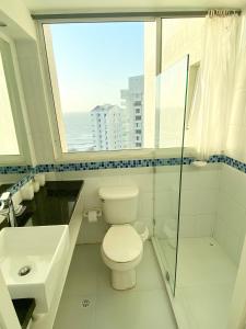 ein Bad mit einem WC, einem Waschbecken und einem Fenster in der Unterkunft 3tc16 Apartment In Cartagena In Front Of The With Air Conditioning And Wifi in Cartagena de Indias