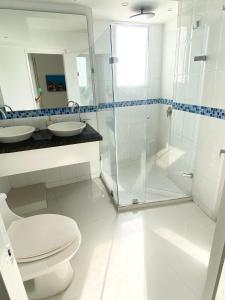ein Bad mit einem WC und einer Glasdusche in der Unterkunft 3tc16 Apartment In Cartagena In Front Of The With Air Conditioning And Wifi in Cartagena de Indias