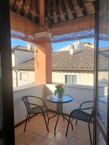 a table and chairs on a balcony with a view at Il cielo in una stanza in Foligno