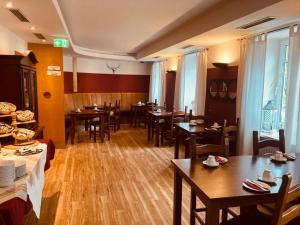 a restaurant with wooden tables and chairs in a room at Hotel Rosenheimer Hof in Traunstein