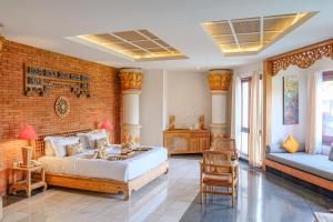 1 dormitorio con 1 cama y sillas en una habitación en Green Field Resort Ubud en Ubud