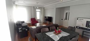 uma sala de estar com mesa e cadeiras e uma sala de estar em 3+1 em Antalya