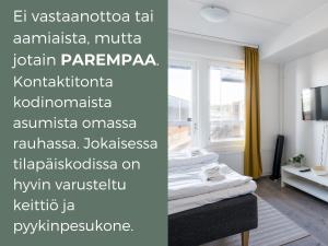 een kamer met 3 bedden en een raam bij Hiisi Homes Kirkkonummi Masala in Kirkkonummi