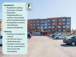 um parque de estacionamento com um edifício ao fundo em Hiisi Homes Kirkkonummi Masala em Kirkkonummi