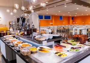 een buffet met veel verschillende gerechten en gerechten bij Hotel Rotterdam Huis Ten Bosch in Sasebo