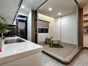 uma cozinha com um balcão e uma mesa num quarto em K&B Happy Villa em Tainan