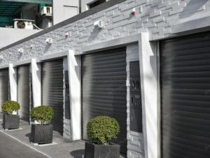 uma fila de portas de garagem num edifício em K&B Happy Villa em Tainan