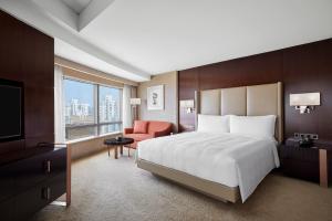 Postel nebo postele na pokoji v ubytování JW Marriott Hotel Beijing Central