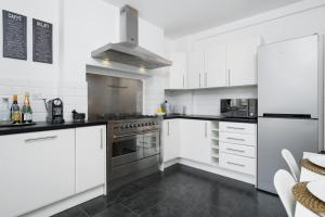 Dapur atau dapur kecil di Huge & Central 3 Bedr, 4 Beds, Covent Gdn