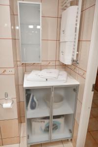 a bathroom with a sink and a mirror at Grunwaldzka 104 in Pobierowo