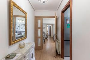 salon z lustrem i korytarzem w obiekcie Amplio y Luminoso en Leioa w mieście Leioa