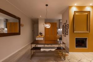 a bathroom with a table and a mirror at Luxury Townhouse with garden - a central oasis in Berlin