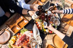a group of people sitting at a table drinking beer at itotoi本邸 in Itoshima