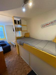 Habitación con litera y sofá en Les Thermes 25 Le Mont Dore, en Le Mont-Dore