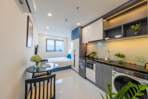 Η κουζίνα ή μικρή κουζίνα στο The Home Hotel & Apartment