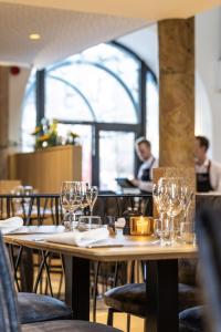 - une table dans un restaurant avec des verres à vin dans l'établissement Hotel Quartier Latin, à Marche-en-Famenne